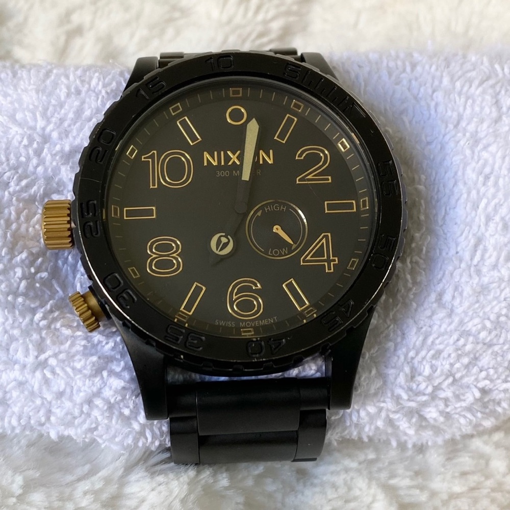 Men watch Nixon 51-30